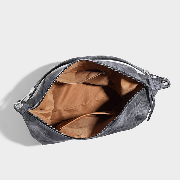 Große, lässig fallende Hobo-Schultertasche mit gewaschener, matter Struktur, Reißverschluss oben, silberfarbenen Beschlägen und langem, detail