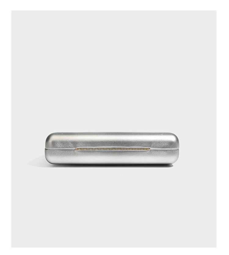 Formstabile, rechteckige Clutch mit Henkel in Rosenknospenform in Goldoptik und abnehmbarem Kettenriemen in Metallic-Optik, Detail