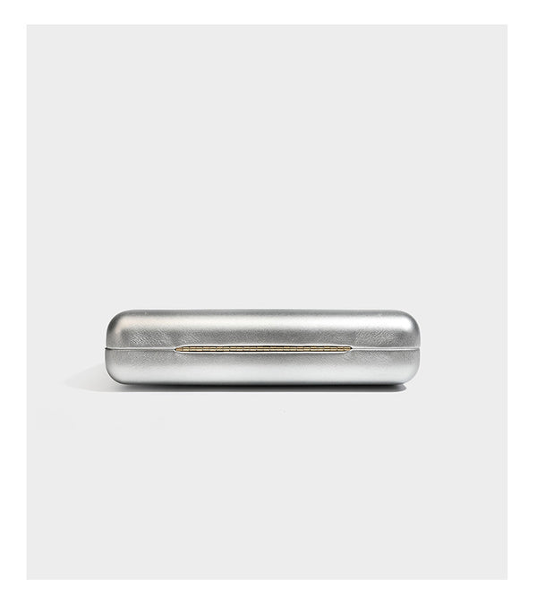 Formstabile, rechteckige Clutch mit Henkel in Rosenknospenform in Goldoptik und abnehmbarem Kettenriemen in Metallic-Optik, Detail