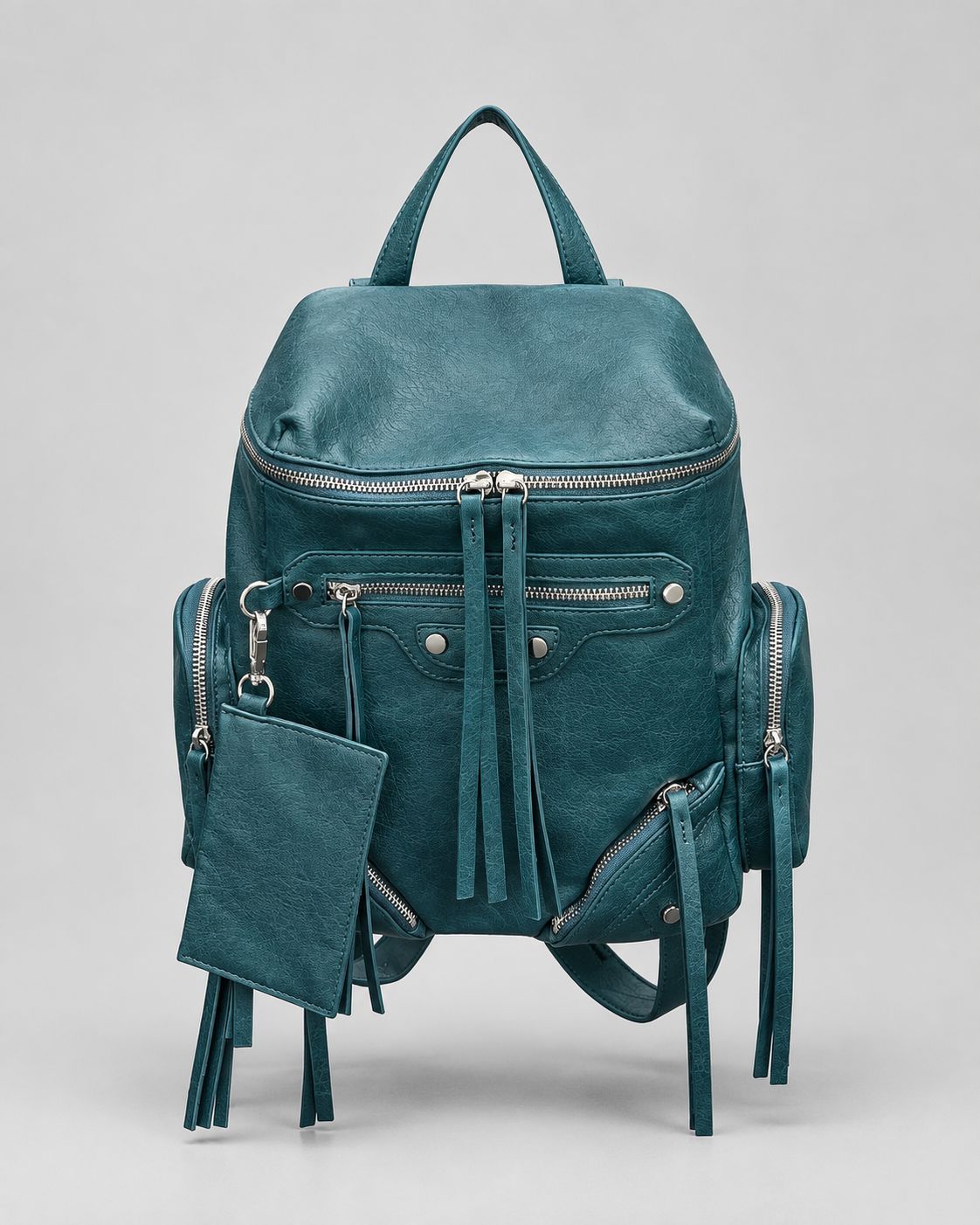 Schwarzer Rucksack in strukturierter Lederoptik mit mehreren Reißverschlussfächern in Silberoptik, Quasten-Zippern und abnehmbarem Mini-Etui