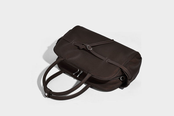 Strukturierte, matt genarbte Henkeltasche mit umlaufendem Riemen mit Ringbeschlägen, zwei Tragegriffen und abnehmbarem Crossbody-Riemen