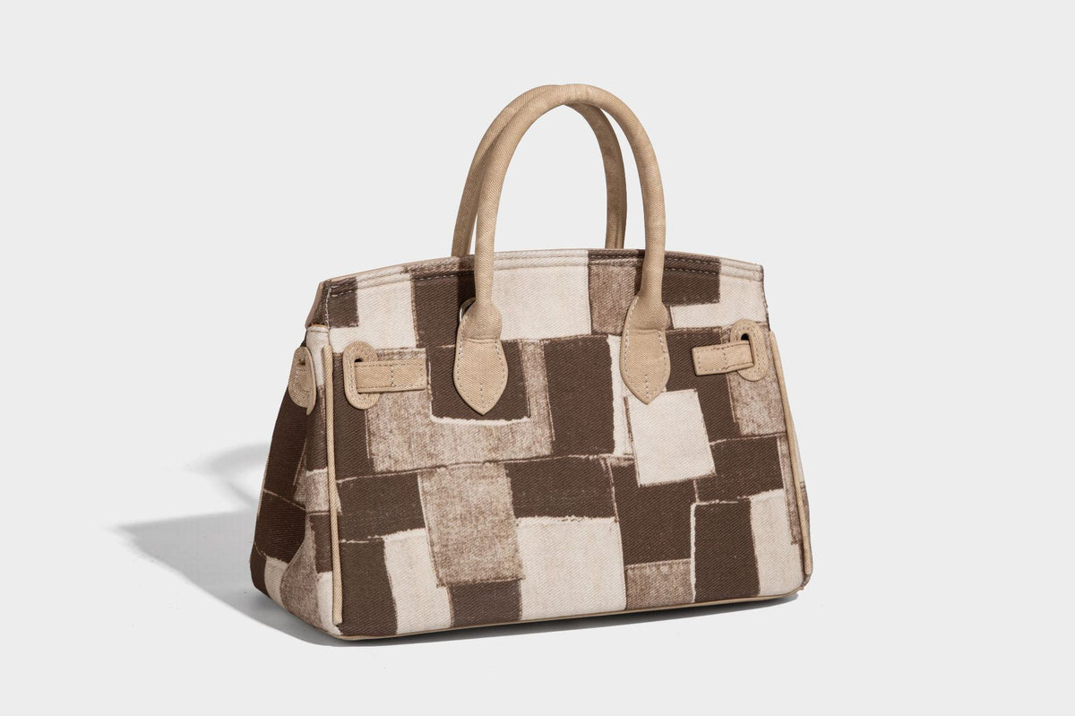 Strukturierte Patchwork-Handtasche mit zwei Tragegriffen, Klappe mit Drehverschluss und silberfarbenen Beschlägen, Detailansicht 20