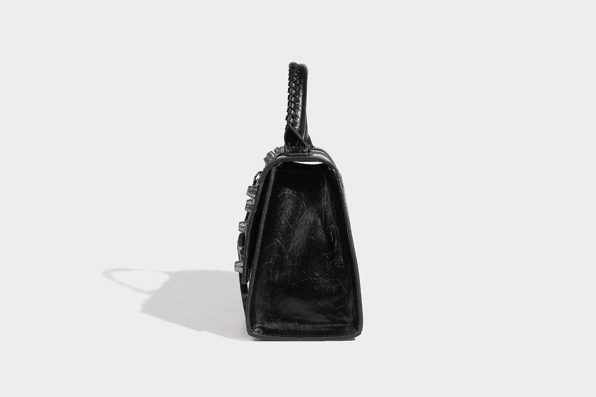 Strukturierte Trapez-Handtasche mit silberfarbenen Nieten, B-Logo-Verschluss, geflochtenem Tragegriff und abnehmbarem Schulterriemen