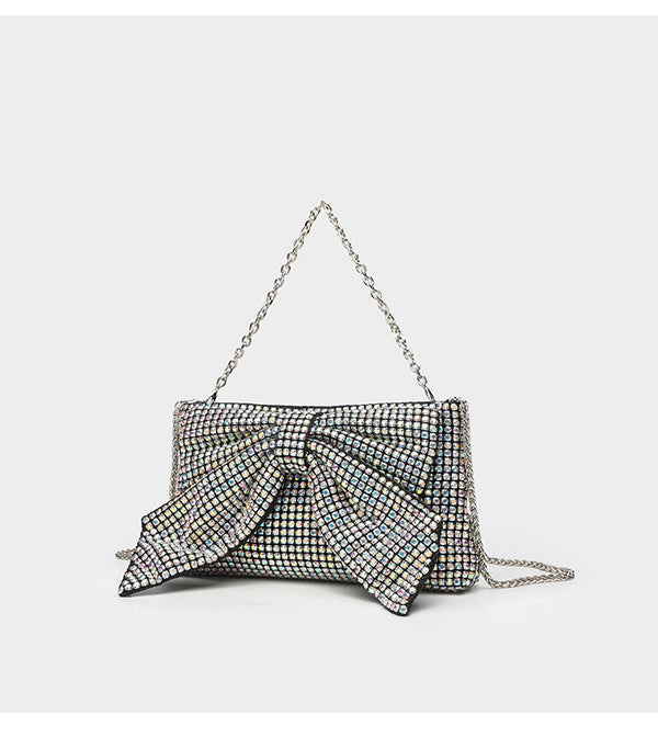 Kleine rechteckige, mit Strasssteinen besetzte Schleifen-Clutch zum Umhängen mit silberfarbener Kettenriemen, Detailansicht 17