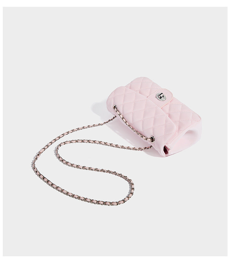 Kompakte Crossbody-Tasche mit Überschlag und Rautensteppung, silberfarbenem Drehverschluss und geflochtenem Kettenriemen, Detailansicht 9