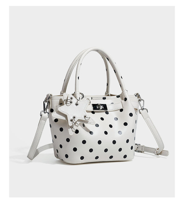 Kleine strukturierte Mini-Tote-Bag mit Punkten in Braun und weißen Tupfen, Sternanhänger, zwei Tragegriffen und abnehmbarem Schulterriemen