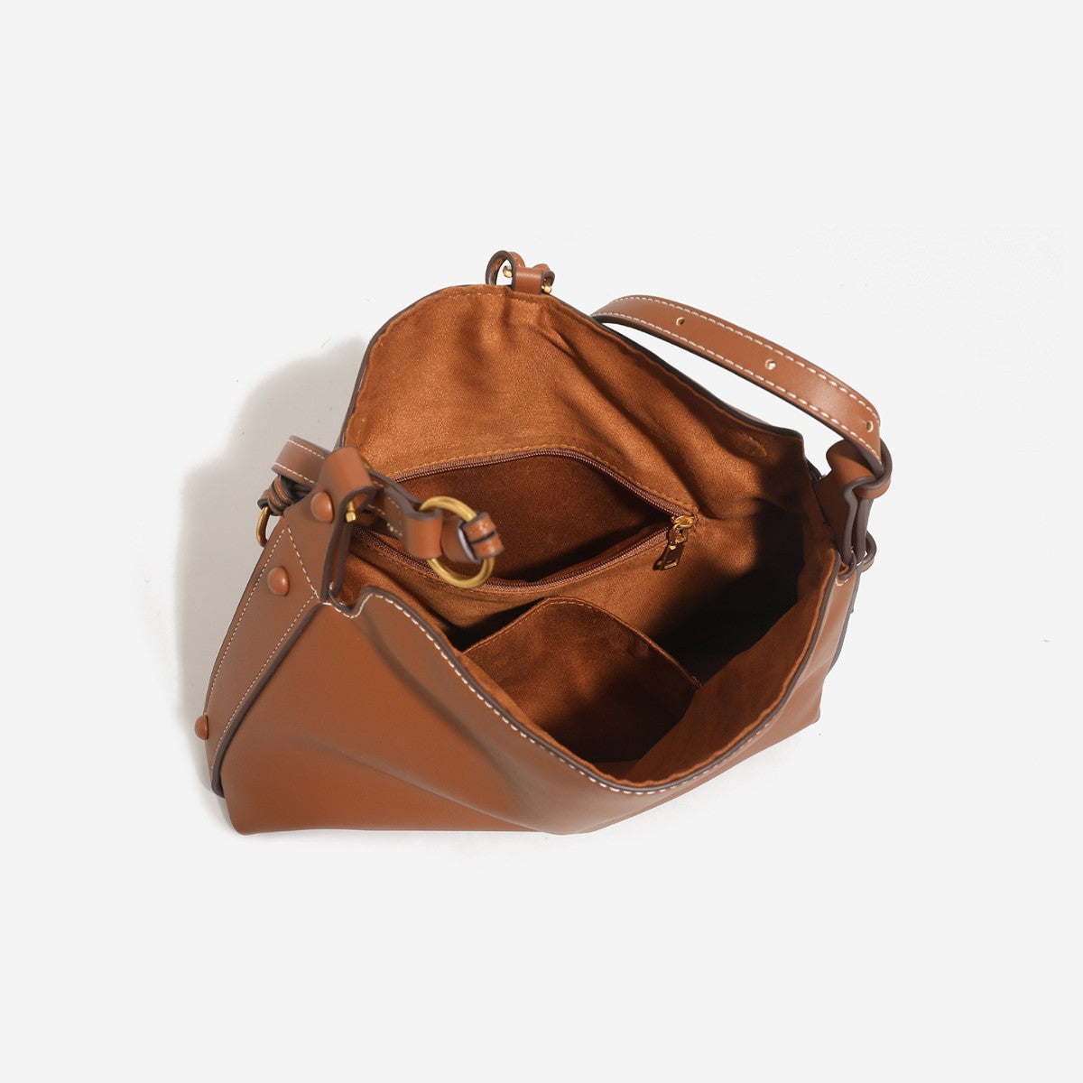 Weich fallende Hobo-Tasche in Halbmondform mit glatter, matter Oberfläche in Lederoptik, geknotetem Kordeldetail am Boden und Ring in Antikgold