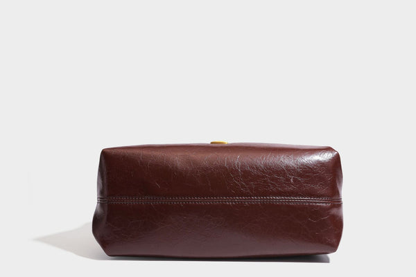 Locker fallende Hobo-Schultertasche mit offenem Oberteil aus glänzendem, geknautschtem Lederimitat in Dunkelbraun, mit schmalem verstellbarem Riemen und goldfarbenem