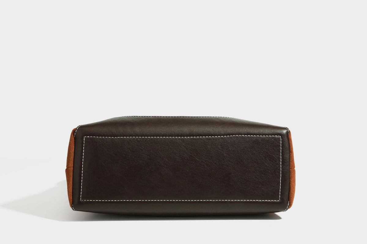 Lässig fallende Hobo-Schultertasche in warmem Braun mit dunkler Kontrastverzierung in Lederoptik, geschwungenem Reißverschluss und langem, detail