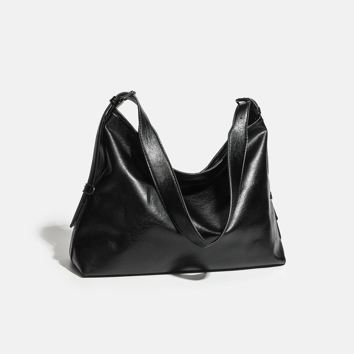 Große, lässig fallende schwarze Schultertasche in Lederoptik mit Reißverschluss, breitem, flachem Boden und langem verstellbarem Riemen, Detailansicht 3
