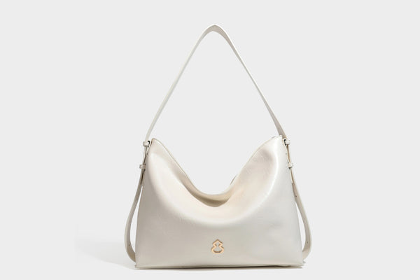 Lässig fallende Hobo-Schultertasche mit offenem Oberteil aus glänzender, karamellbrauner Lederoptik, mit Logo-Beschlägen in Goldoptik und langem, verstellbarem