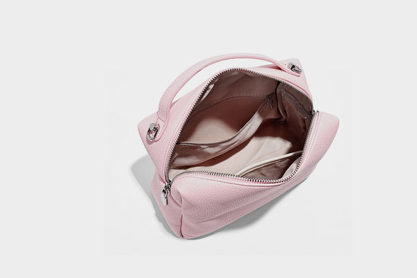 Kleine strukturierte Crossbody-Tasche mit Tragegriff aus genarbtem Material, Reißverschluss, silberfarbenen Beschlägen und optionalem Quastenanhänger