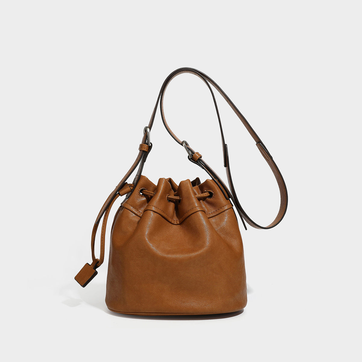 Kleine Beuteltasche in genarbter Lederoptik mit verstellbarem Umhängeriemen und silberfarbenen Metalldetails, Detailansicht 4