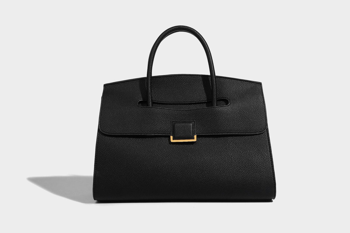 Strukturierte, trapezförmige Henkeltasche mit matt genarbter Oberfläche, vorderer Klappe und quadratischem Drehverschluss in Goldoptik, Detailansicht