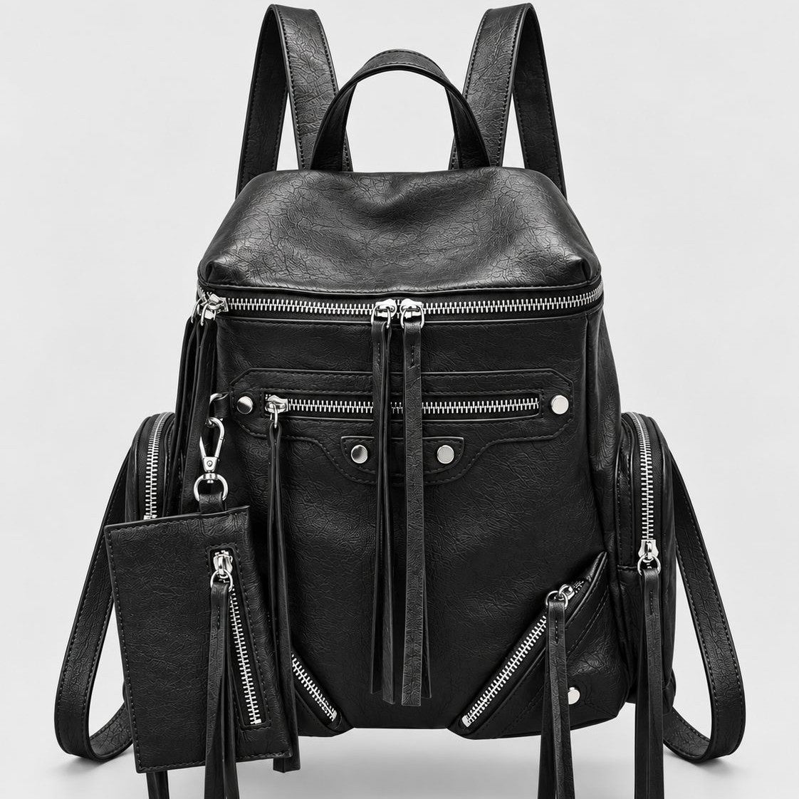 Schwarzer Rucksack in strukturierter Lederoptik mit mehreren Reißverschlussfächern in Silberoptik, Quasten-Zippern und abnehmbarem Mini-Etui