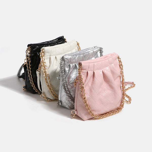 Weiche Bucket-Bag in gesteppter Lederoptik mit goldfarbenem Kettenriemen und gerafftem offenem Oberteil, Detailansicht 2