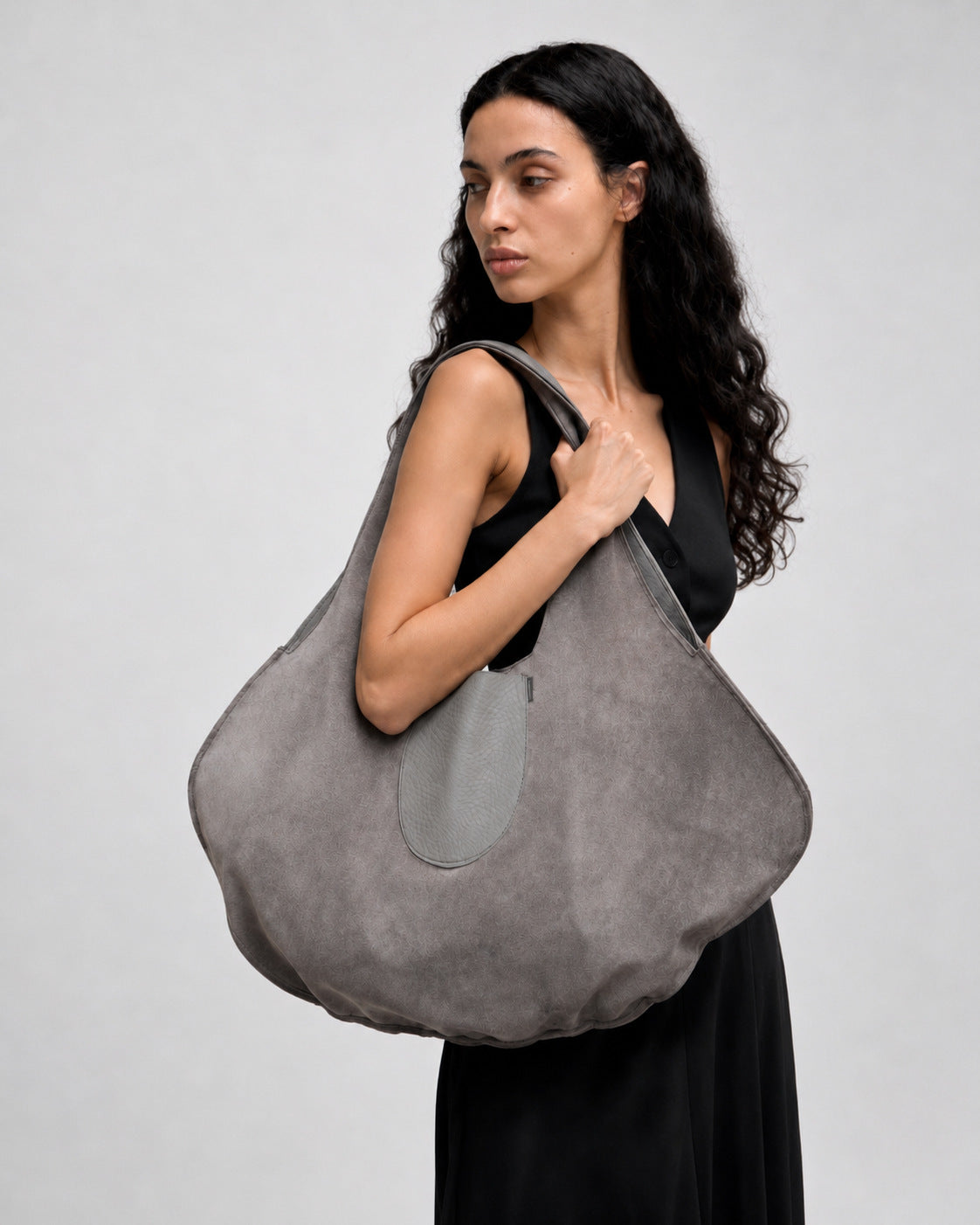 Große wendbare, weich fallende Hobo-Tote-Bag mit integriertem Schlaufenhenkel in Tropfensilhouette, Detailansicht 12