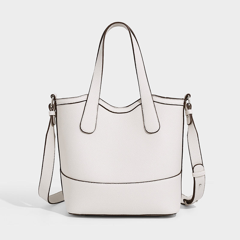 Strukturierte Tote-Bag in Karamellbraun mit genarbtem Finish, zwei Henkeln, abnehmbarem Schulterriemen und herausnehmbarem Reißverschluss