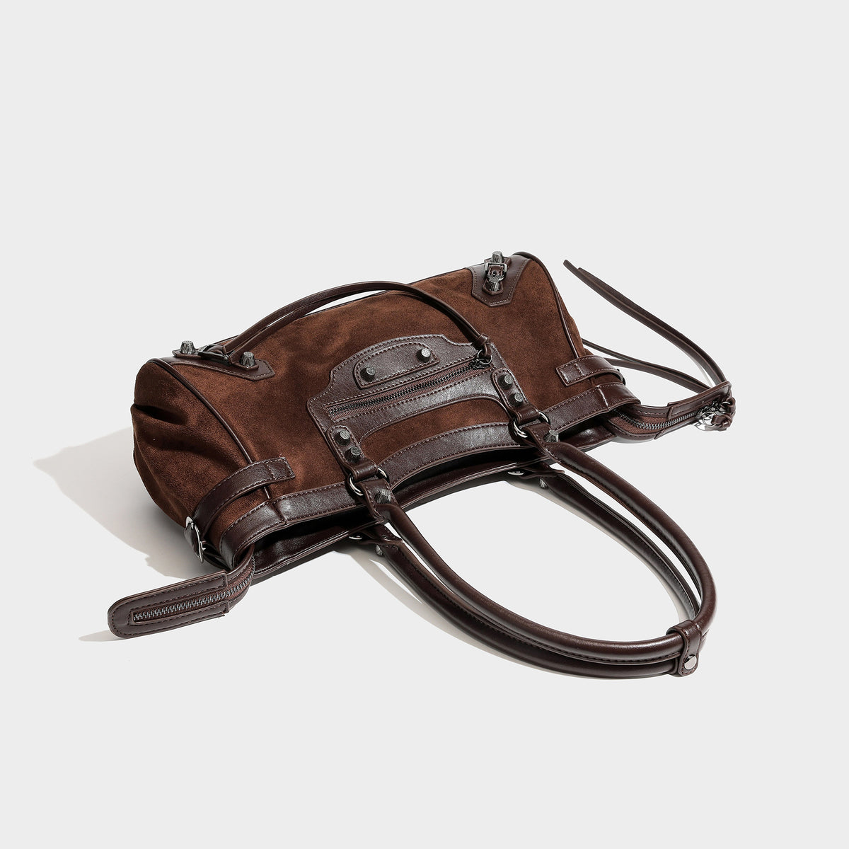 Strukturierte Vintage-Moto-Schultertasche im Tote-Stil mit matten, veloursähnlichen Einsätzen, Besatz in Lederoptik, Nieten in dunkler Silberoptik und Reißverschluss an der Vorderseite