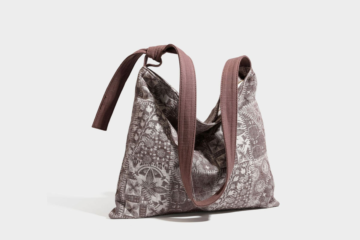 Weich fallende Hobo-Schultertasche aus Canvas mit botanischem Print, langem geknotetem Riemen und Reißverschluss oben, Detailansicht 41