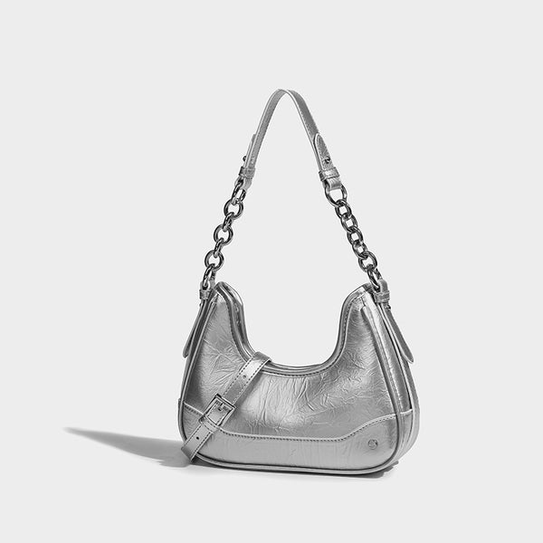 Kompakte Halbmond-Schultertasche aus glänzend geknittertem PU mit markantem silberfarbenem Kettenriemen, Detailansicht 3