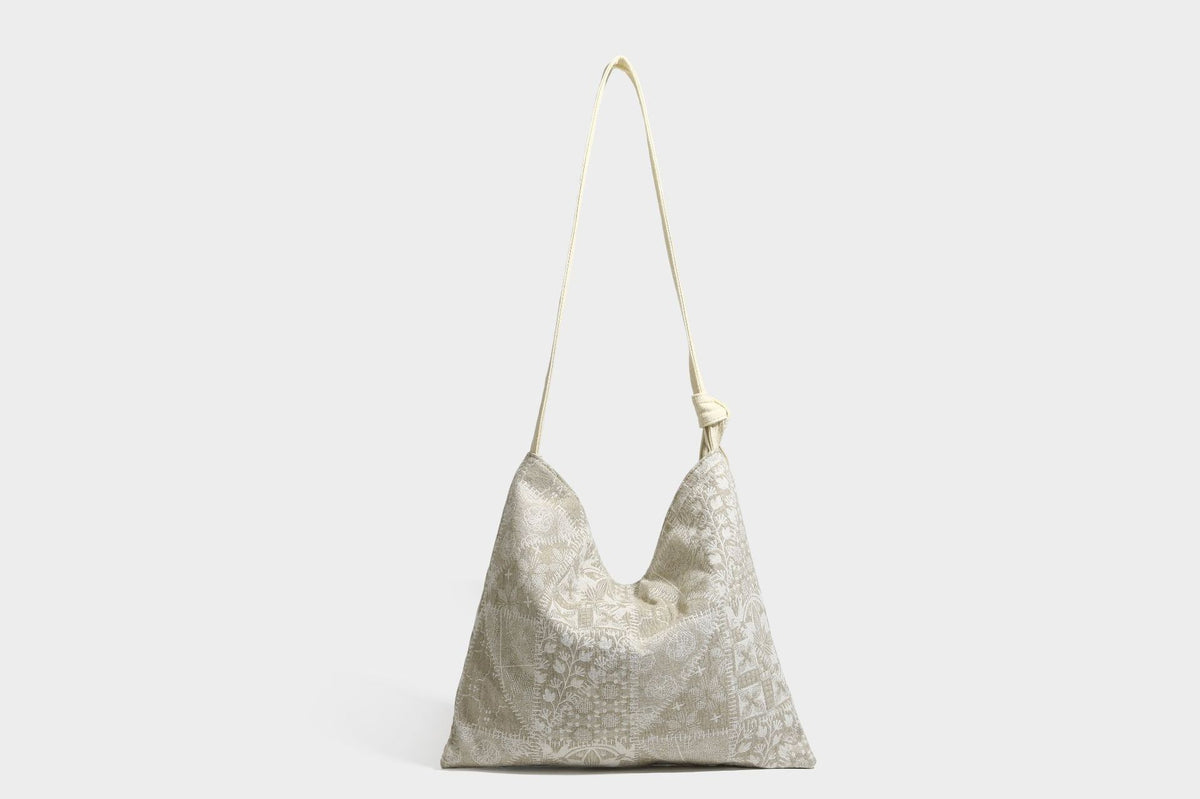 Weich fallende Hobo-Schultertasche aus Canvas mit botanischem Print, langem geknotetem Riemen und Reißverschluss oben, Detailansicht 34