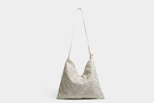 Weich fallende Hobo-Schultertasche aus Canvas mit botanischem Print, langem geknotetem Riemen und Reißverschluss oben, Detailansicht 34