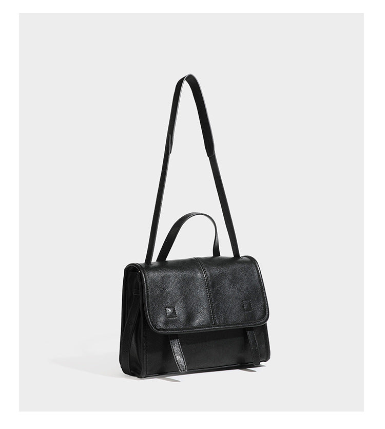 Strukturierte Satchel-Tasche mit Überschlag aus dunkelbrauner, glänzender Lederoptik, kurzem Tragegriff und langem, verstellbarem Schulterriemen
