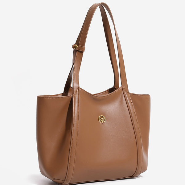 Strukturierte Tote-Bag in Lederoptik mit offenem oberen Abschluss, langen Schulterriemen und goldfarbenem, rundem Emblem-Beschlag, Detailansicht 2