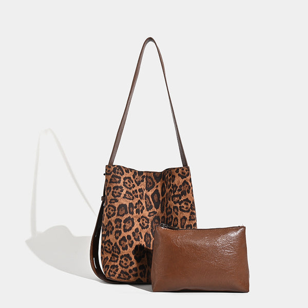 Große Bucket-Bag mit offenem Abschluss im Leopardenprint, glattem Schulterriemen in Lederoptik und passenden Details, Vorderansicht