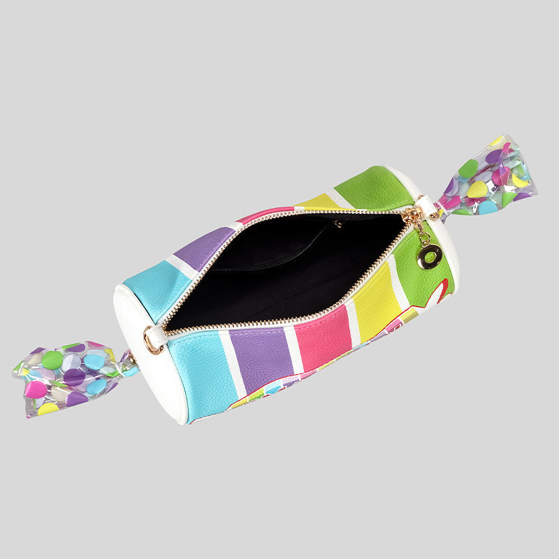 Regenbogen-gestreifte Candy-Fass-Crossbody-Tasche mit transparenten, gedrehten Enden, weißem verstellbarem Trageriemen und goldfarbenen Beschlägen, Detailansicht