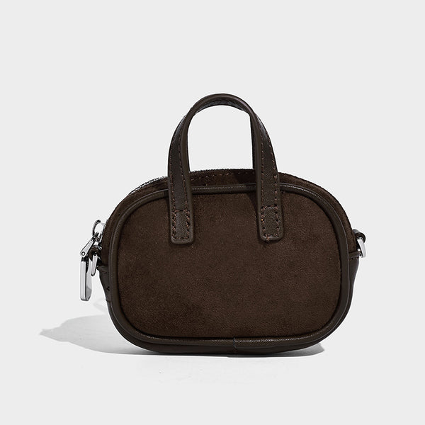 Strukturierte Boston-Bowlingtasche in Veloursleder-Optik, dunkelbraun, mit Henkeln mit blauen Akzenten und abnehmbarem Mini-Rundtäschchen, Detailaufnahme