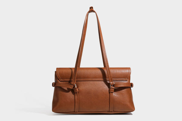 Strukturierte rechteckige Schultertasche mit Überschlagverschluss, vorderem Schnallengurt-Detail und ringförmigen Beschlägen in