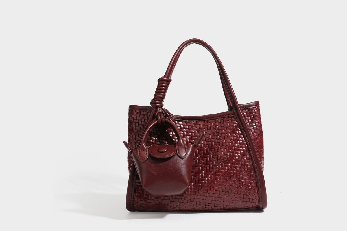 Strukturierte Tote-Bag mit Webstruktur in Braun, glattem Besatz in Lederoptik, geknoteten Henkeln und angehängtem Mini-Beutel mit Kordelzug