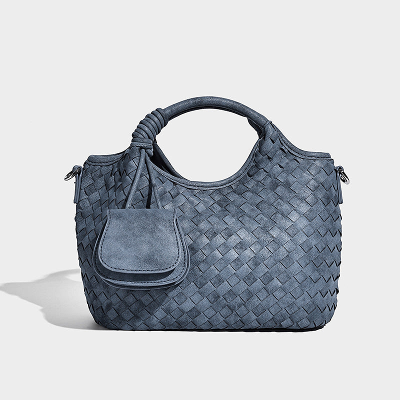 Wandelbare Tote-Schultertasche aus mattem Webmaterial mit geknoteten Henkeln, vorderer Überschlagtasche und abnehmbarem Riemen, Detailansicht 3