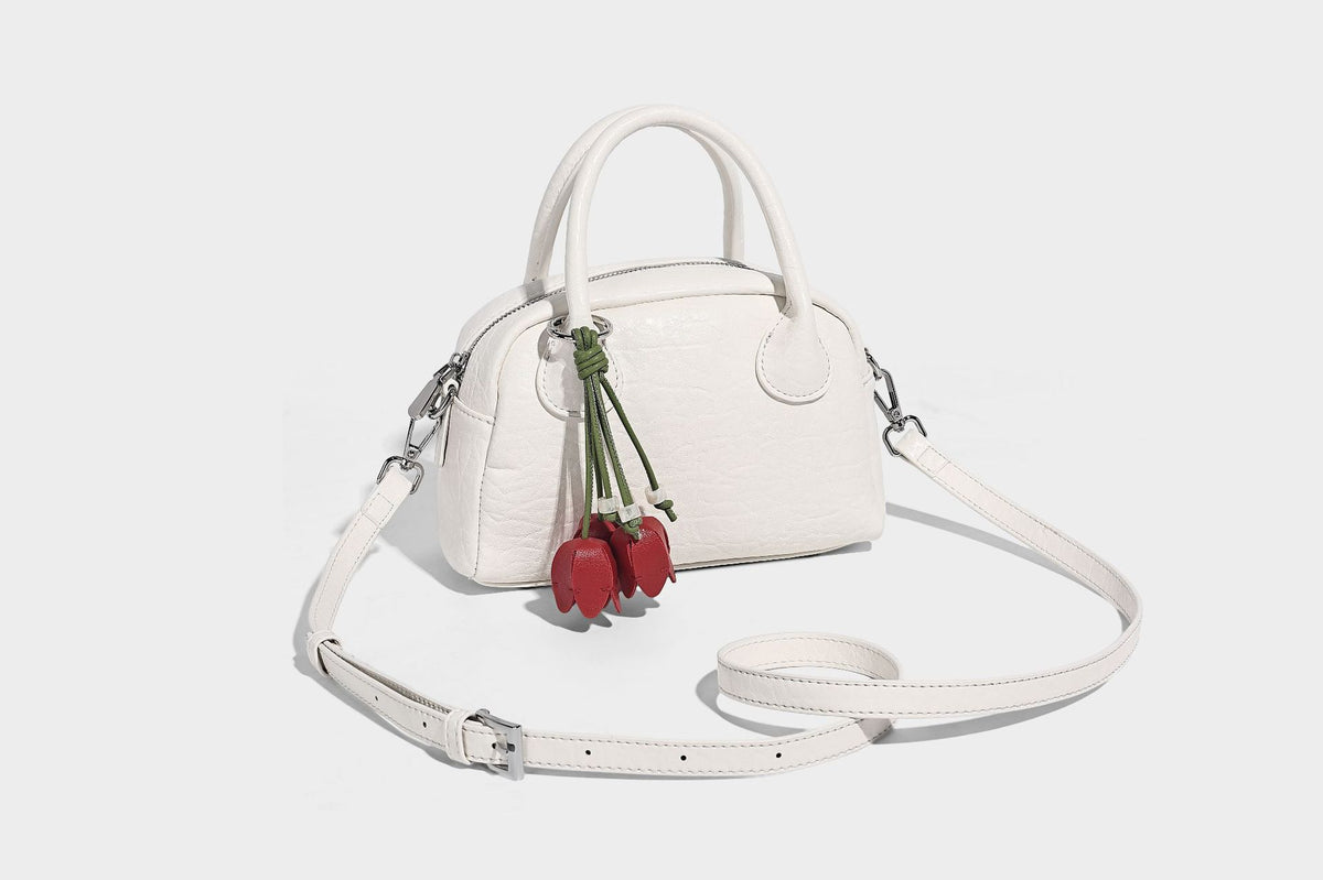 Mini-Henkeltasche in strukturierter Kuppelform in Pastellgelb mit genarbter Lederoptik, silberfarbenen Beschlägen und abnehmbarem