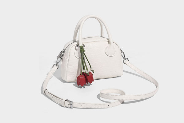 Mini-Henkeltasche in strukturierter Kuppelform in Pastellgelb mit genarbter Lederoptik, silberfarbenen Beschlägen und abnehmbarem