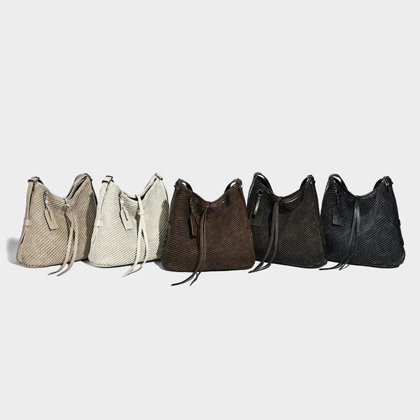 Große Schultertasche im Beuteltaschen-Stil mit gewebter Textur, glatten Besätzen in Leder-Optik, verstellbarem Schulterriemen und Anhänger-Detail, Detailansicht