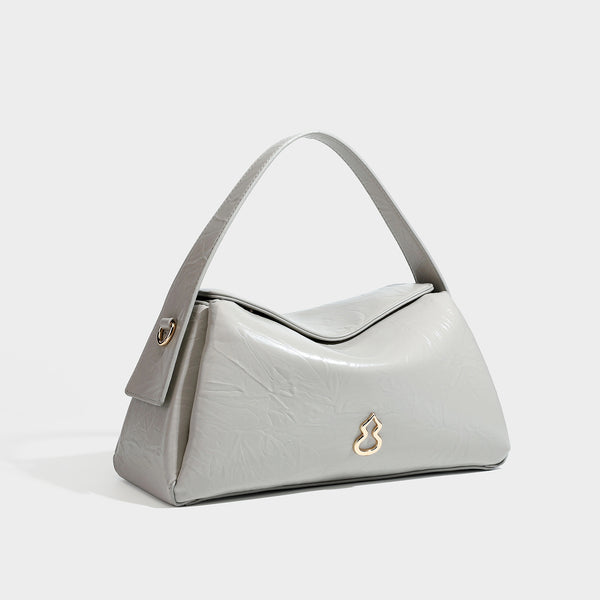 Glänzende, geknautschte Trapez-Schultertasche mit Überschlagverschluss, goldfarbenen Logo-Beschlägen, Tragegriff und abnehmbarem, verstellbarem Schulterriemen