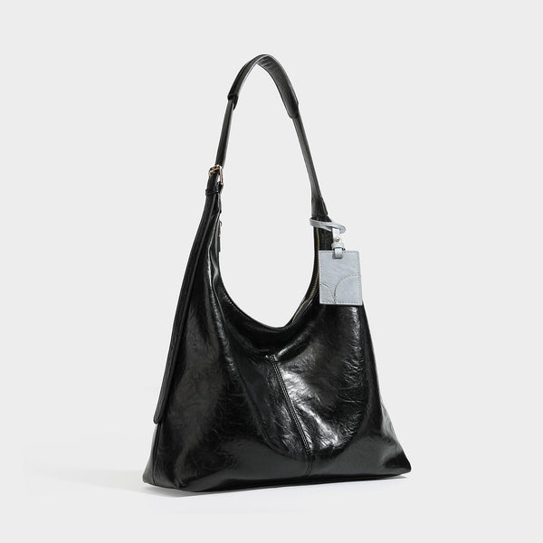 Große dunkelbraune, glänzende Hobo-Schultertasche mit Crinkle-Optik, Reißverschluss, goldfarbenen Metalldetails, verstellbarem Riemen und Hellblau