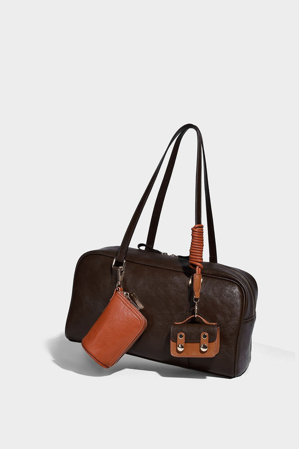 Strukturierte Boston-Schultertasche in glänzender Lederoptik mit zwei langen Trageriemen, Reißverschluss oben, goldfarbenen Beschlägen und zwei