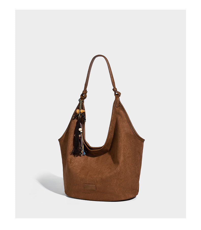 Lässig fallende Hobo-Schultertasche in matter Velourslederoptik mit offenem oberen Abschluss und optionalem Quasten- und Perlenanhänger, Detailansicht 10