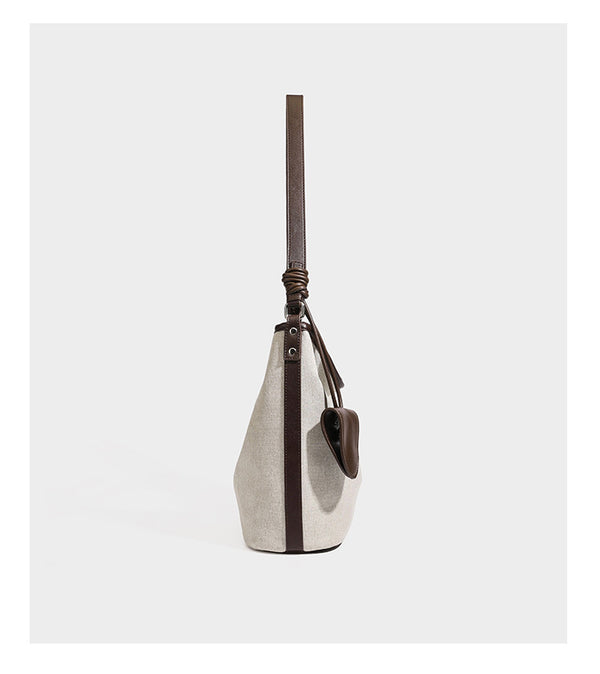Cremefarbene Canvas-Schultertasche im Beuteltaschen-Stil mit dunkelbraunen Details in Lederoptik, geknotetem Riemen und befestigtem Mini-Etui, Detailansicht 11