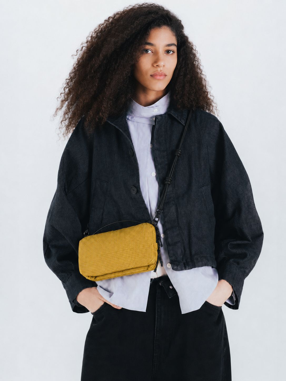 Kompakte rechteckige Nylon-Crossbody-Bag mit Reißverschluss oben, geknotetem verstellbarem Riemen und kurzem Tragegriff, Detailansicht 15