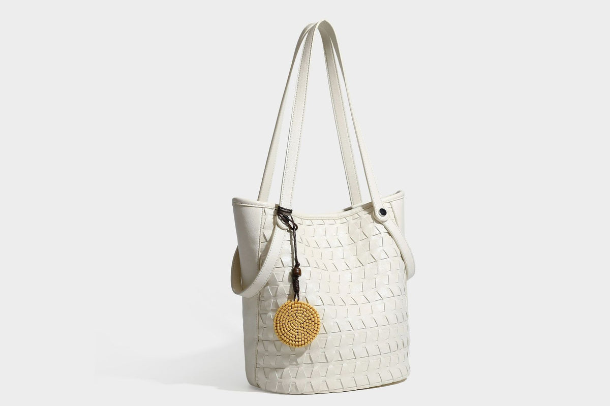 Shopper-Schultertasche im Bucket-Stil mit Webstruktur in Lederoptik, rundem Anhänger und langen doppelten Trägern, Detailansicht 26