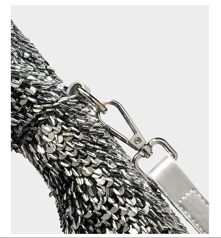 Lässig drapierte, tropfenförmige Hobo-Schultertasche mit durchgehendem Metallic-Paillettenbesatz und silberfarbenen Metalldetails, Detailansicht 22
