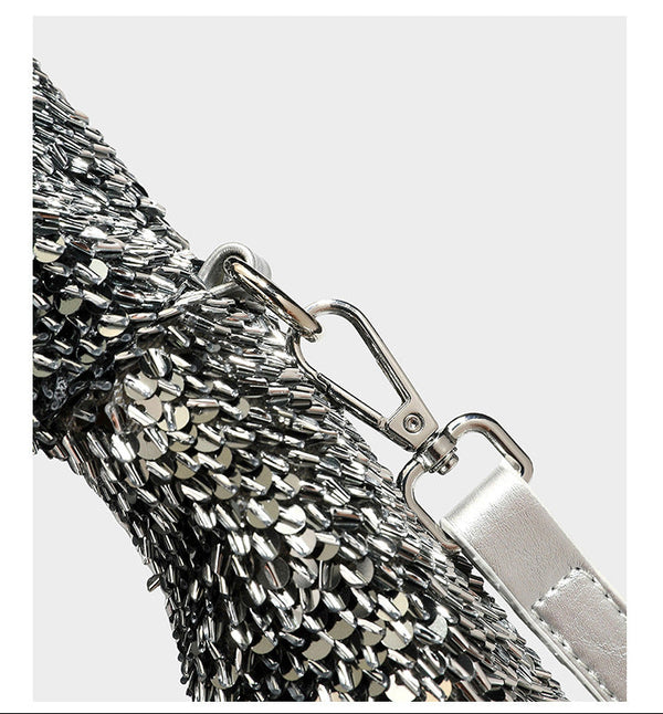 Lässig drapierte, tropfenförmige Hobo-Schultertasche mit durchgehendem Metallic-Paillettenbesatz und silberfarbenen Metalldetails, Detailansicht 22