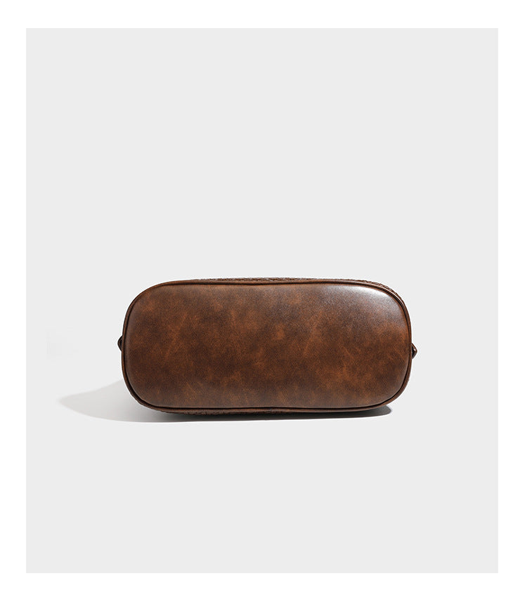 Lässig gewebte Schultertasche in Lederoptik mit Bindebandverschluss, goldfarbenen Metalldetails und einem Schulterriemen, Detailansicht 19