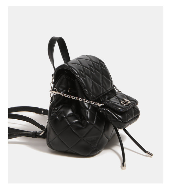 Kleiner gesteppter Rucksack in Lederoptik mit Rautensteppung, silberfarbenem Kettenelement, Vordertasche mit Drehverschluss und