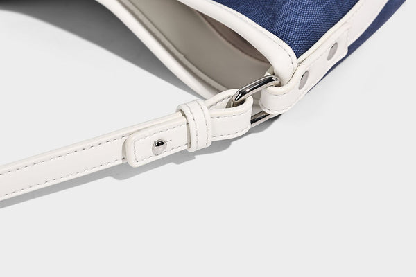 Große Bucket-Schultertasche aus Canvas in Denim-Optik mit Besatz in weißer Lederoptik, geknotetem Riemen und abnehmbarer Mini-Tasche auf der Vorderseite